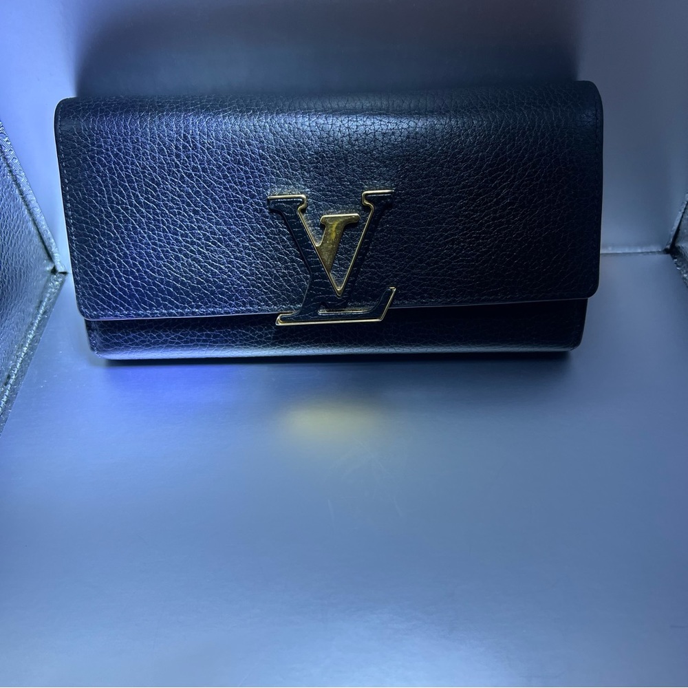 Louis Vuitton Capucines Wallet Taurillon Leather in EUC MI1137..